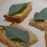 Toast avec des feuilles de Mertensia